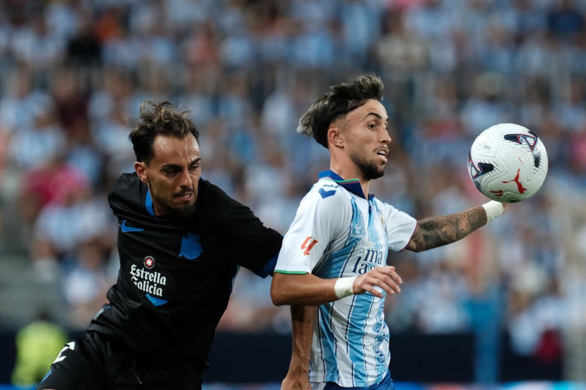 Larrubia controla un balón.