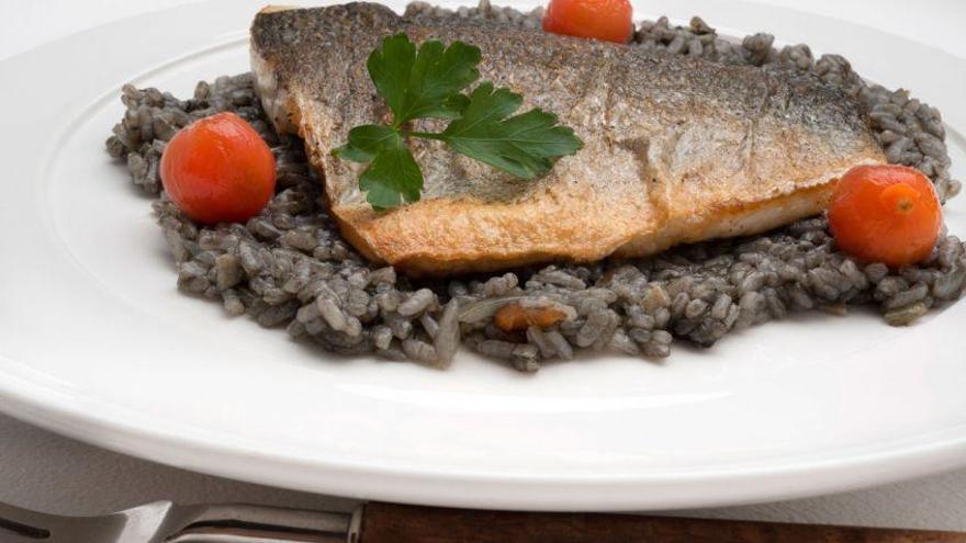 Dorada de Castellón sobre arroz negro, todo un manjar