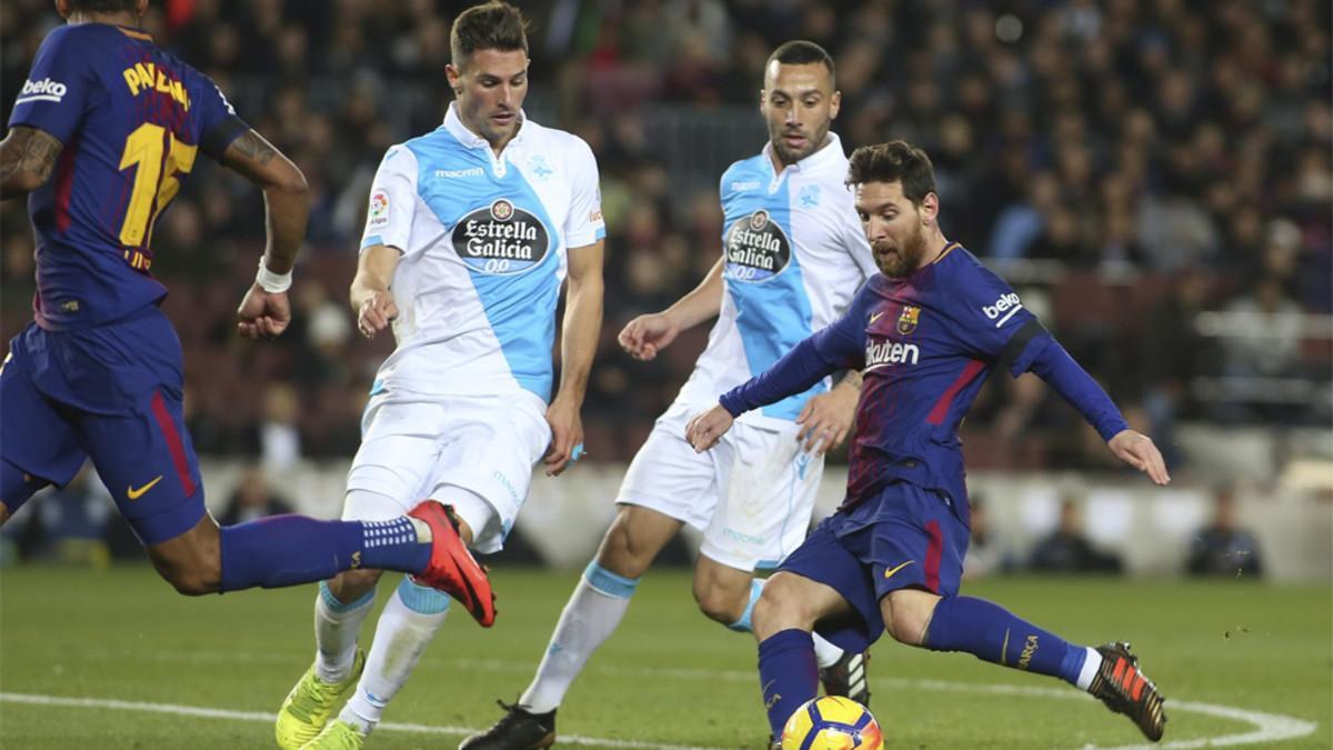 Schär, segundo por la izquierda, encara a Messi en el duelo de la Liga 2017/18 entre el Barça y el Deportivo