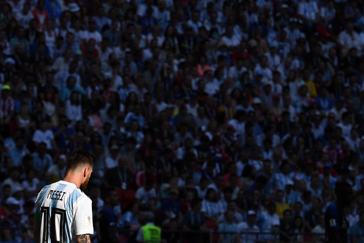 Lionel Messi se encuentra sobre el terreno de juego durante el partido de octavos de final del Mundial de Rusia 2018 entre Francia y Argentina, en el Kazán Arena de Kazán. Lionel Messi se encuentra sobre el terreno de juego durante el partido de octavos de final del Mundial de Rusia 2018 entre Francia y Argentina, en el Kazán Arena de Kazán.
