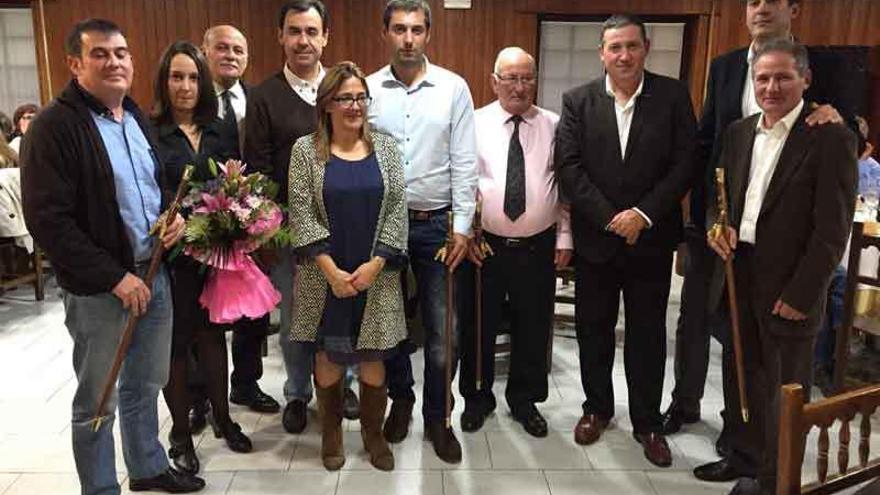 Los alcaldes condecorados y los familiares de Tomás Carrión posan junto a Mayte Martín Pozo, Fernando Martínez Maíllo, Jerónimo García Bermejo, Alberto Castro y Javier Faúndez .