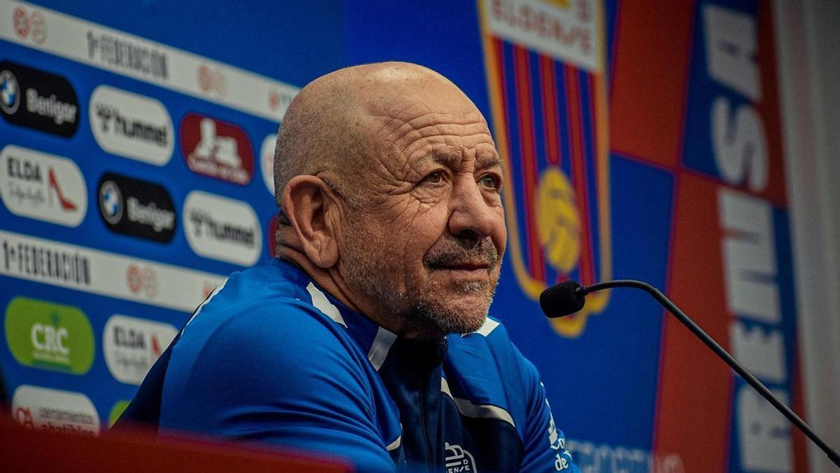 Claudio Barragán, en una rueda de prensa con el Eldense.