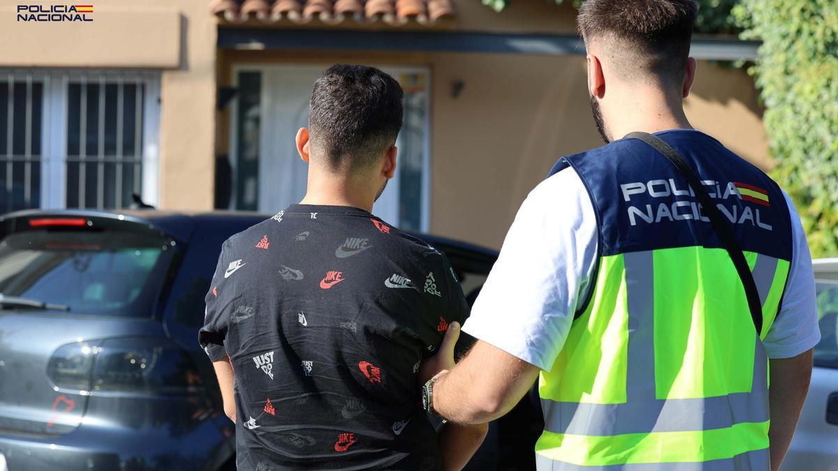 Uno de los detenidos en la operación policial