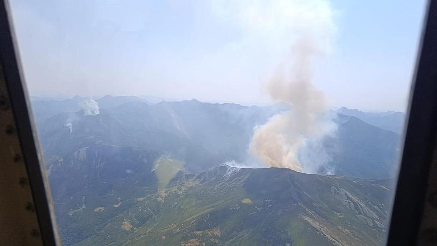 VÍDEO: El incendio de  Canseco, en León, salta a Asturias