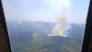 Controlado el fuego que saltó de León a Asturias por Aller, y los bomberos y la BRIF de Tineo tratan de contener otro en Quirós