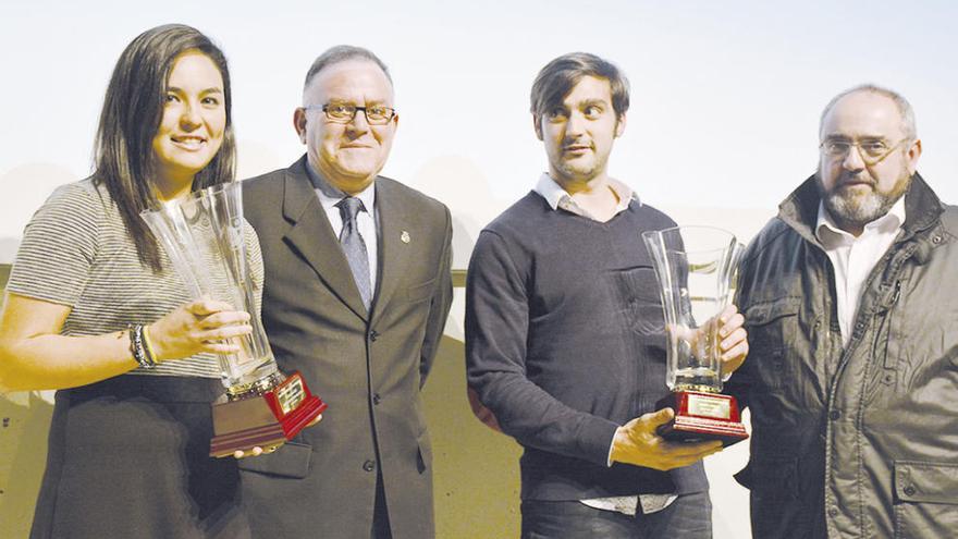 Josep Lamas, segundo por la derecha, con el trofeo que lo acredita como mejor jugador de la pasada campaña.