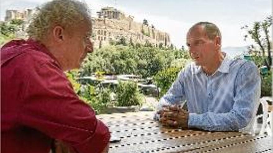 Schumann entrevista diverses personalitats, com?Iannis Varoufakis.