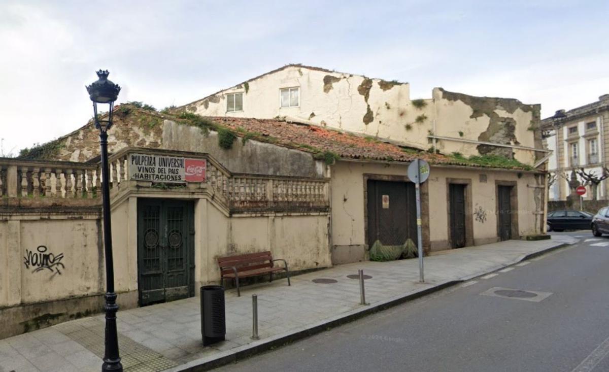 Edificio en ruinas entre las avenidas Jesús Naveira y Linares Rivas. | LOC