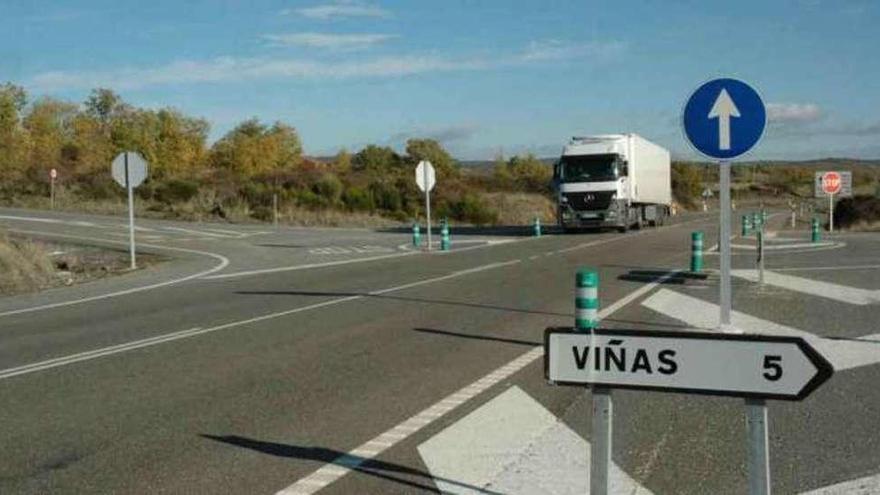 Inicio de la carretera de Sejas a Viñas de Aliste en la Nacional 122.