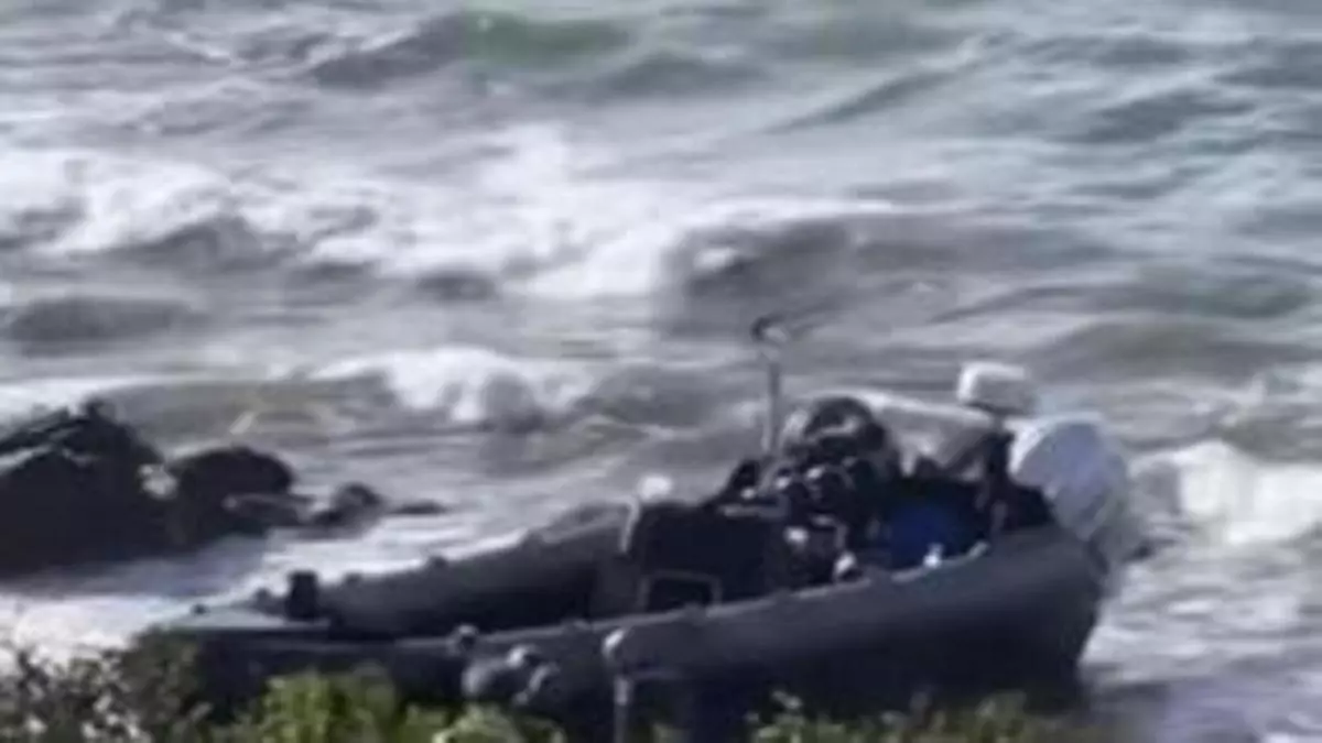 Aparece una narcolancha en una playa de MIjas