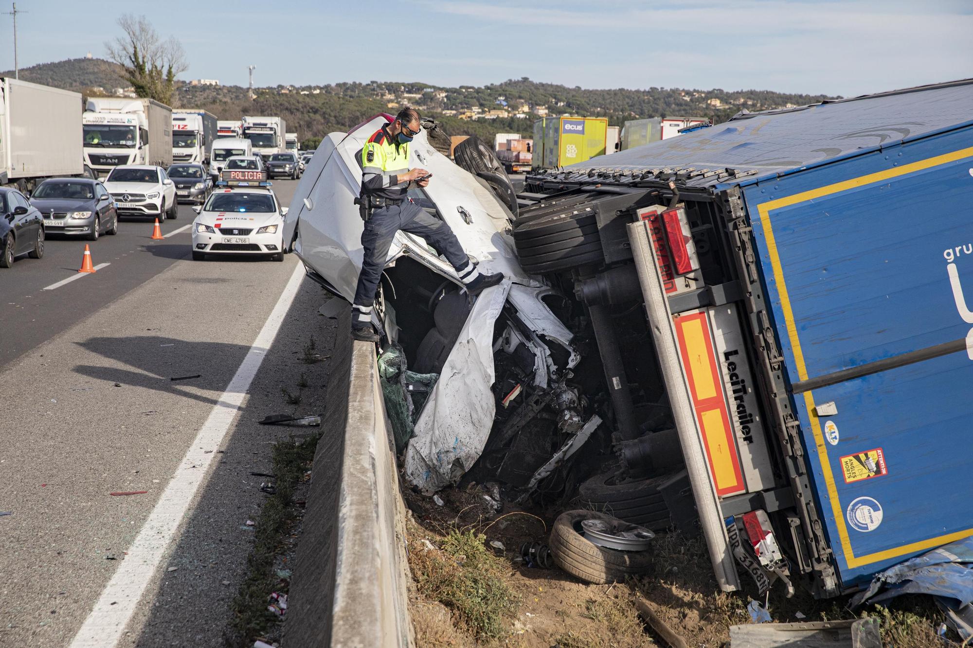 Un accident a l'AP-7 a Fogars amb quatre vehicles implicats provoca dos ferits