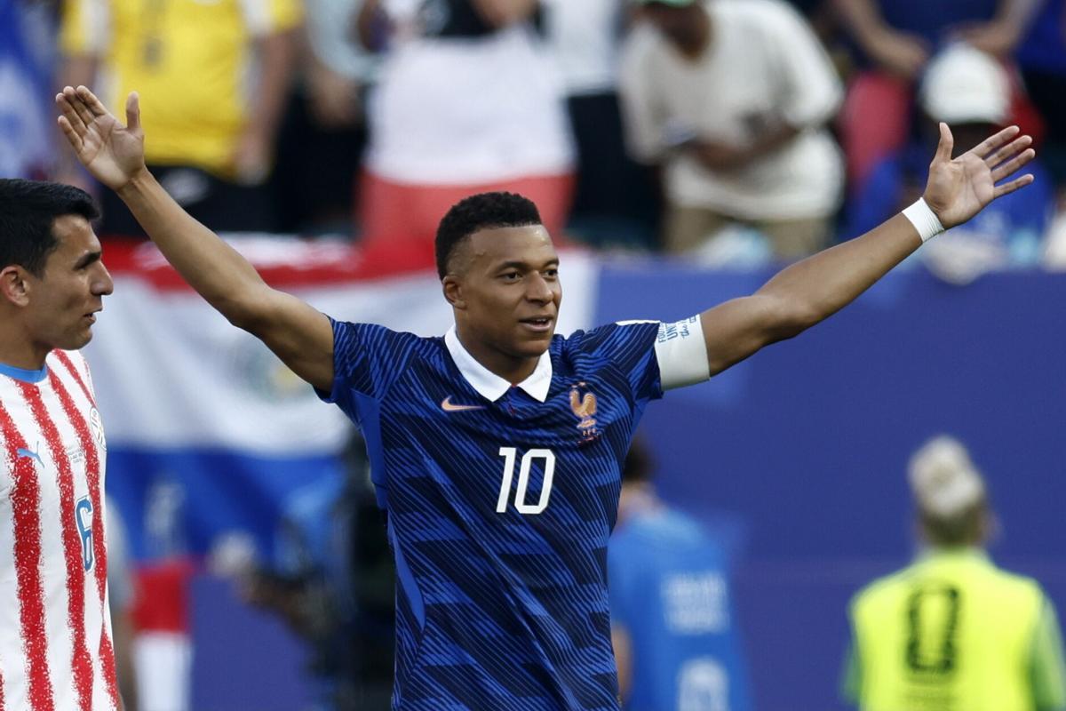 Kylian Mbappe celebra el gol de penalti que brindó el triunfo de Francia sobre Paraguay en el duelo de octavos jugado en Filadelfia.