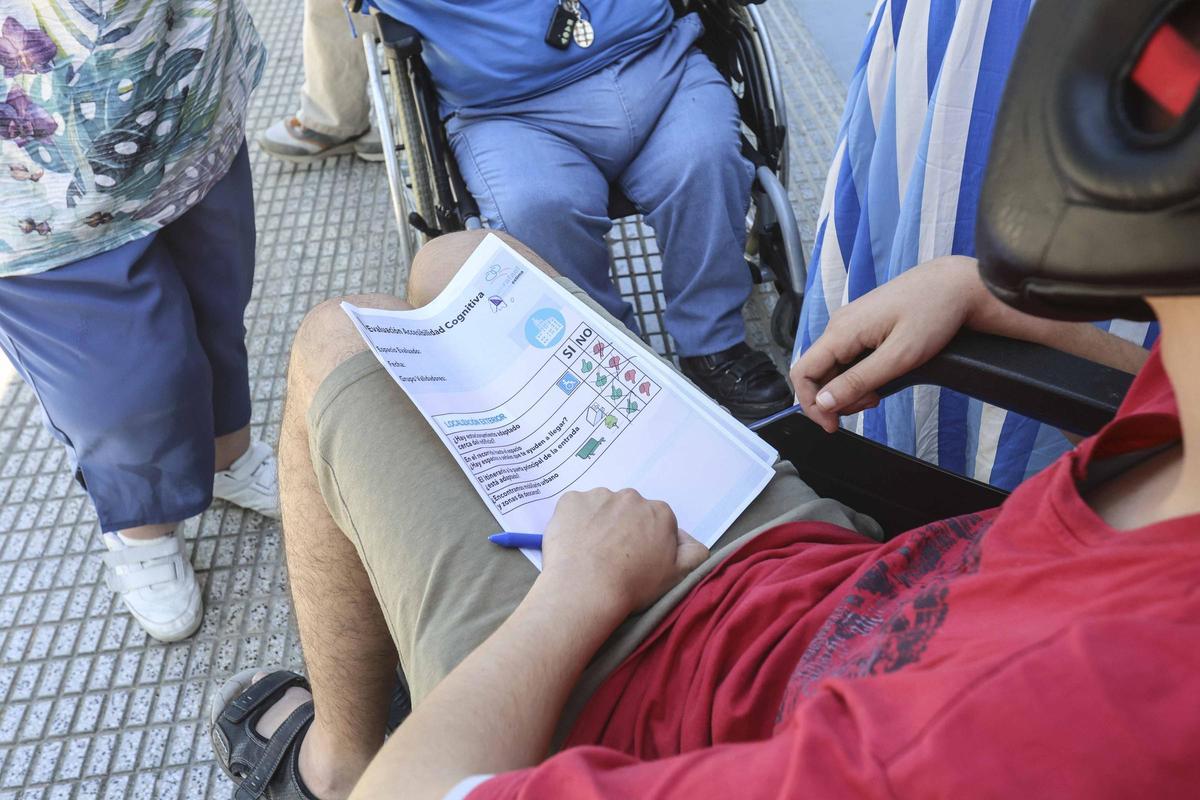 Personas con discapacidad intelectual validan la accesibilidad de los colegios electorales en Sant Joan