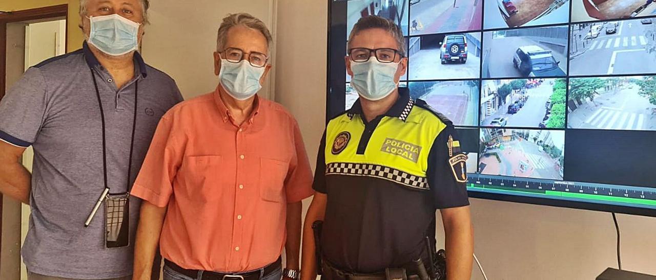 Tarazona y Marí, en su visita  a las dependencias policiales que controlan las cámaras. | A.A.