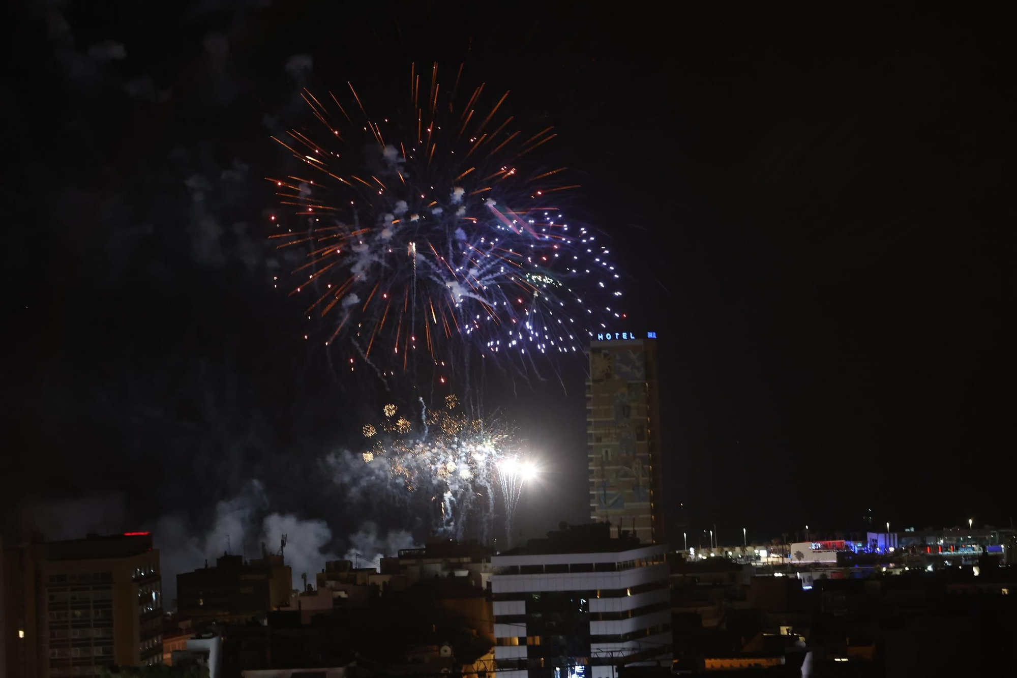 Así ha sido el espectáculo de la pirotecnia Gironina desde el Castillo de San Fernando en Alicante
