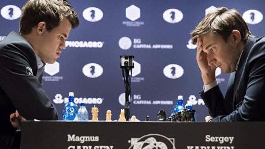 Imagend e los inicios de la octava partida entre Carlsen y Karjakin en Nueva York.