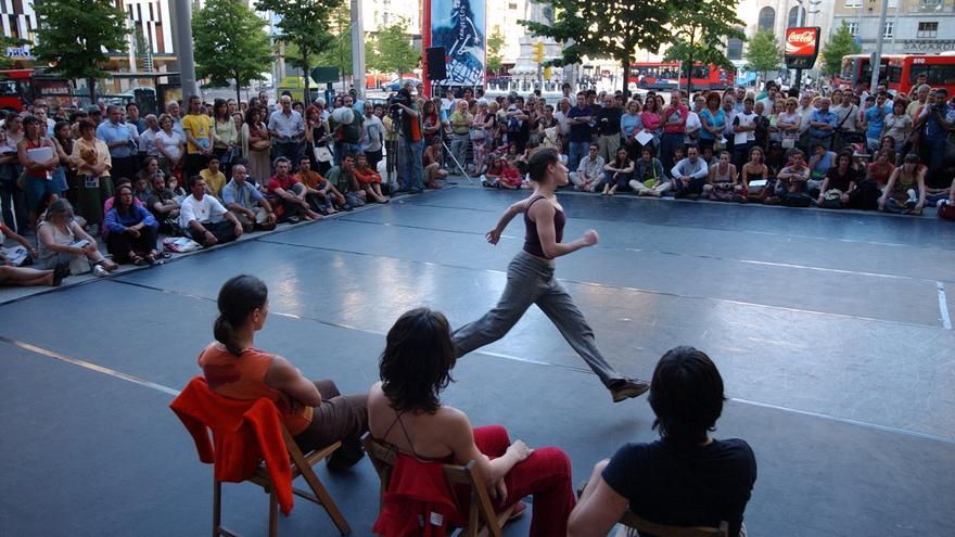 Guardando las distancias: El baile de la cultura real