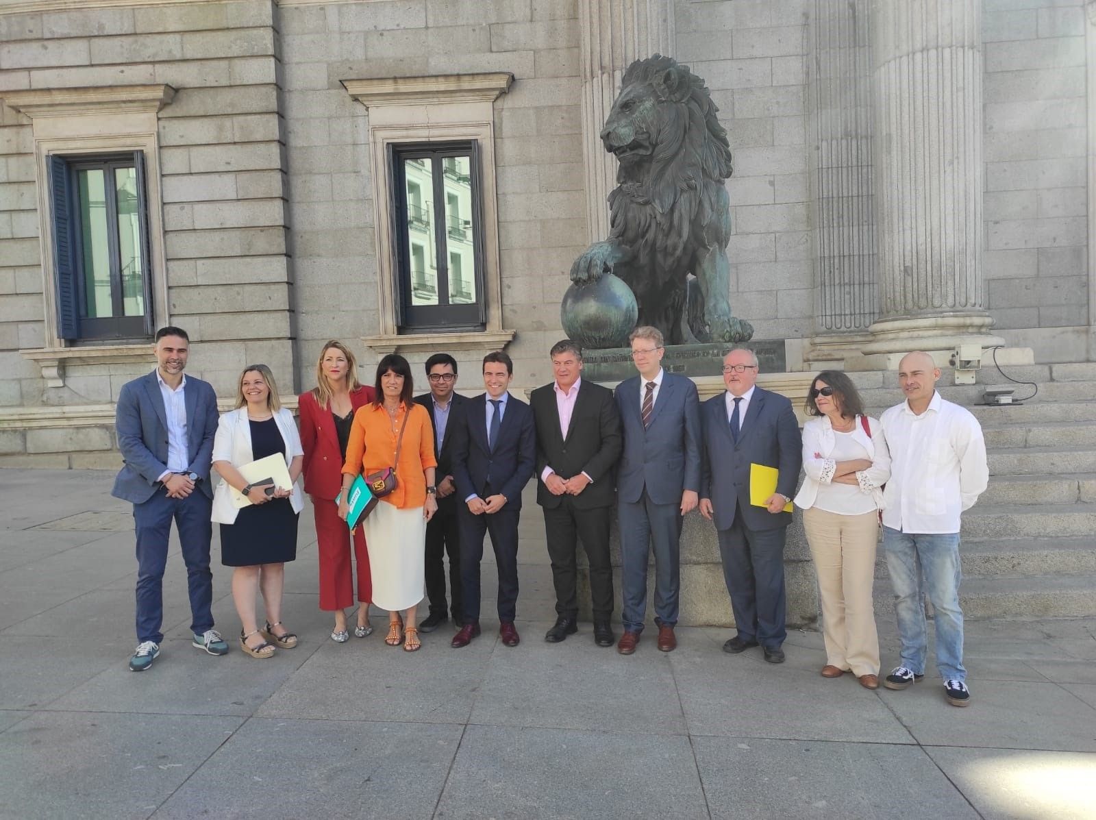 El presidente de Pimec, Antoni Cañete, (en el centro), con los portavoces los grupos políticos que han participado en la tramitación de la Ley Crea y Crece. 30 de junio 2022