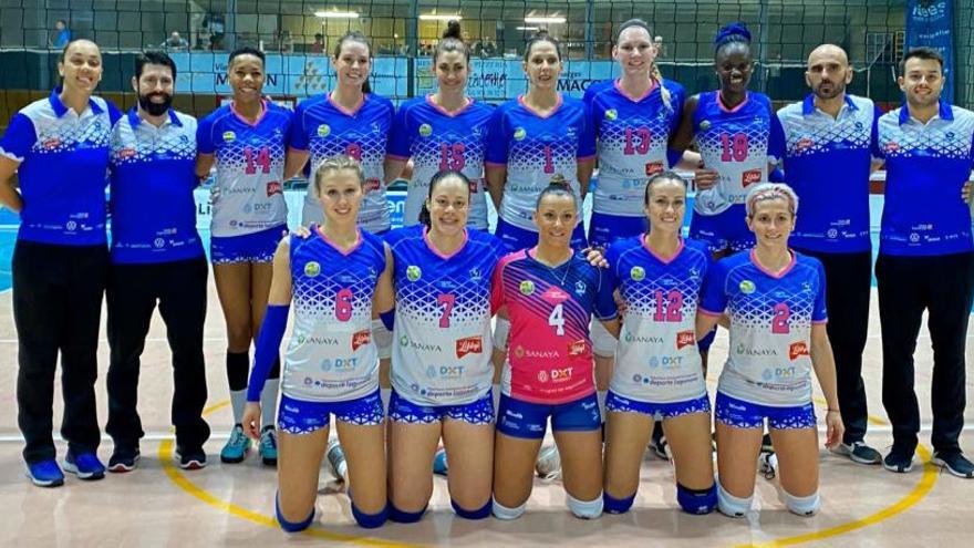 Cuerpo técnico y jugadoras posaron antes de la eliminatoria