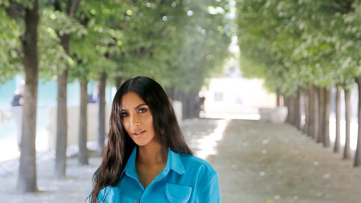 Kim Kardashian se pone un abrigo en París