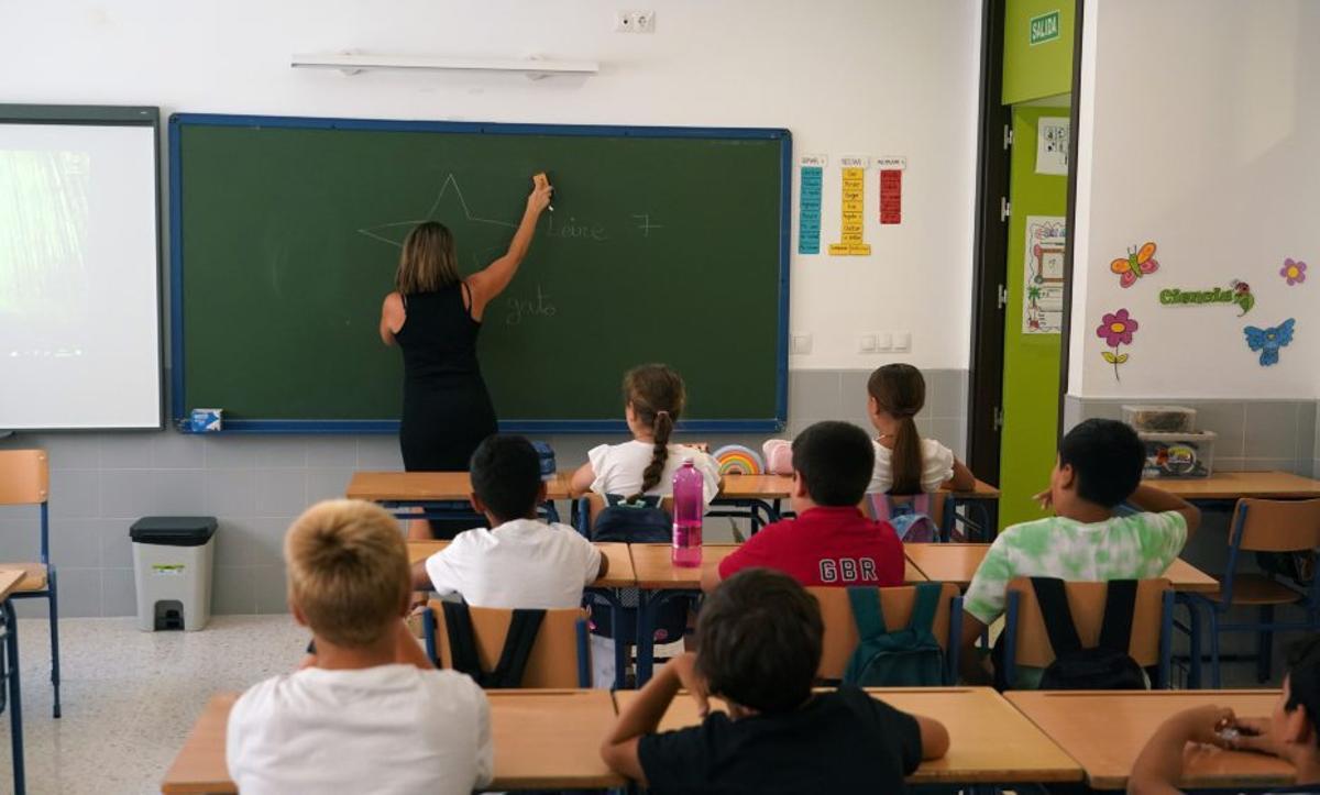 Una profesora explica la lección a sus alumnos en la pizarra. | A. Z. (ARCHIVO)