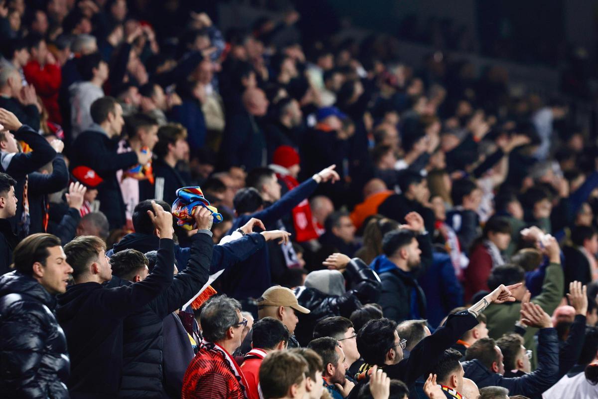 La grada de Mestalla pasa de la ilusión de la previa al enfado del final en la Copa