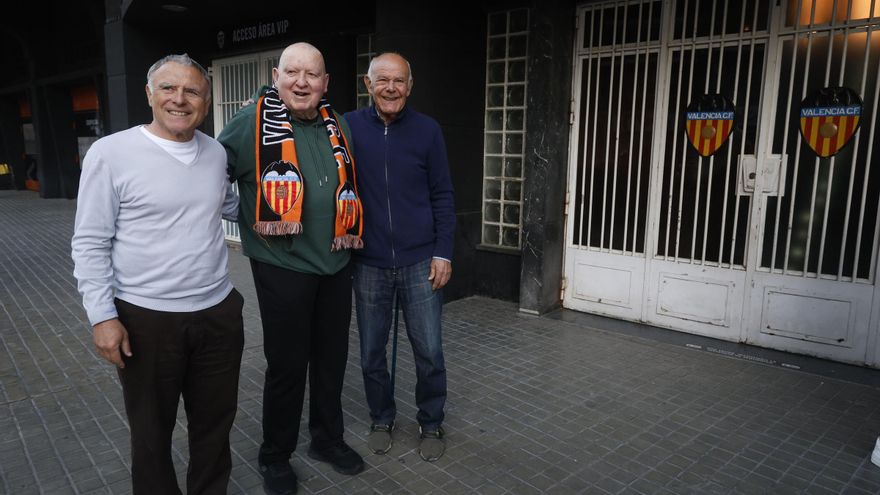 Homenaje al gol de Forment en la puerta de Mestalla
