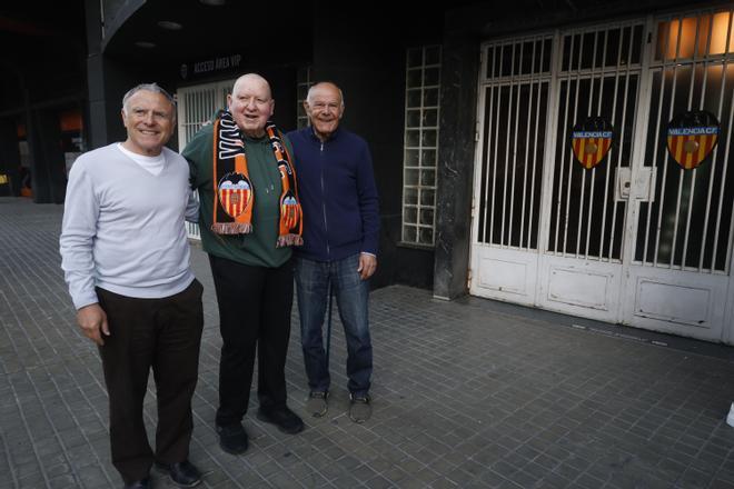 Homenaje al gol de Forment en la puerta de Mestalla