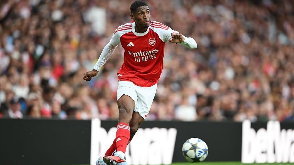 Cristhian Mosquera con el Arsenal