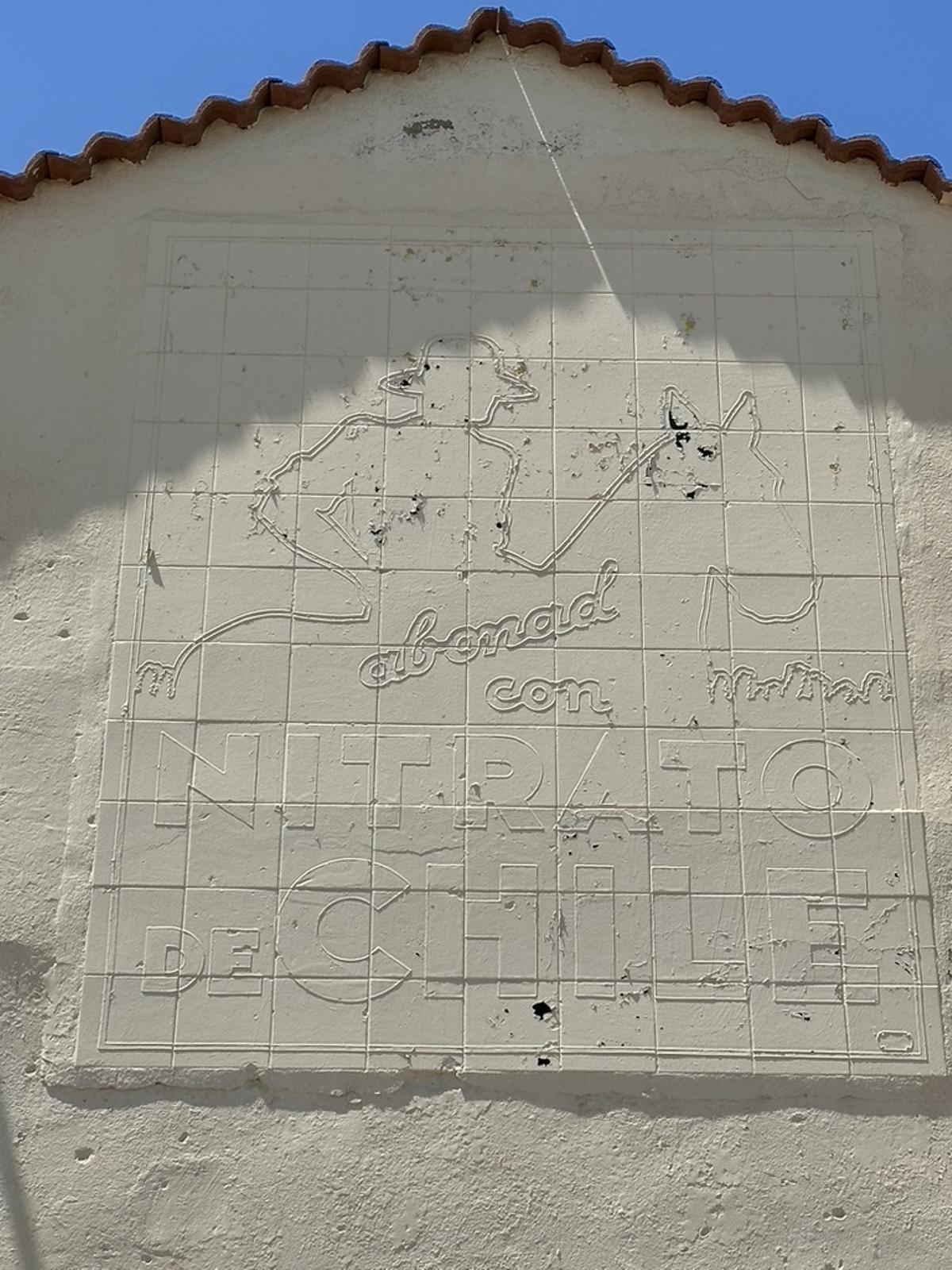 Recuperación del primer cartel de mosaico de nitratos de Chile en Agüimes