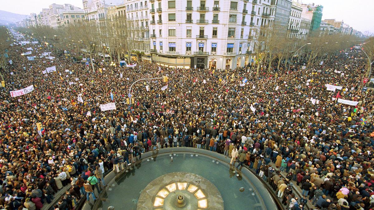 Una imagen de la multitudinaria manifestación contra la guerra de Irak en Barcelona.