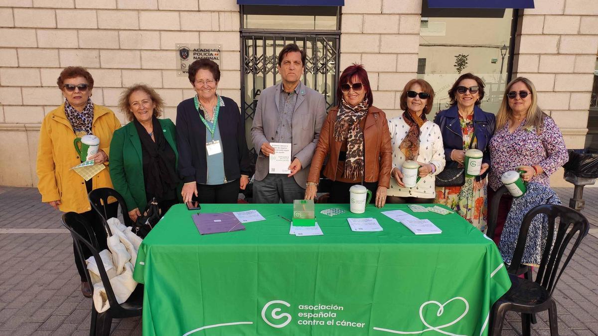 L'alcalde d'Alzira i la regidora de Serveis Socials, amb representants de la junta local, en la taula petitòria d'enguany.