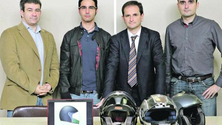 El equipo del casco: Valeriano Álvarez, Marcos Cueto, Francisco Ortega y Fernando Rodríguez, en el campus de Viesques. | marcos león