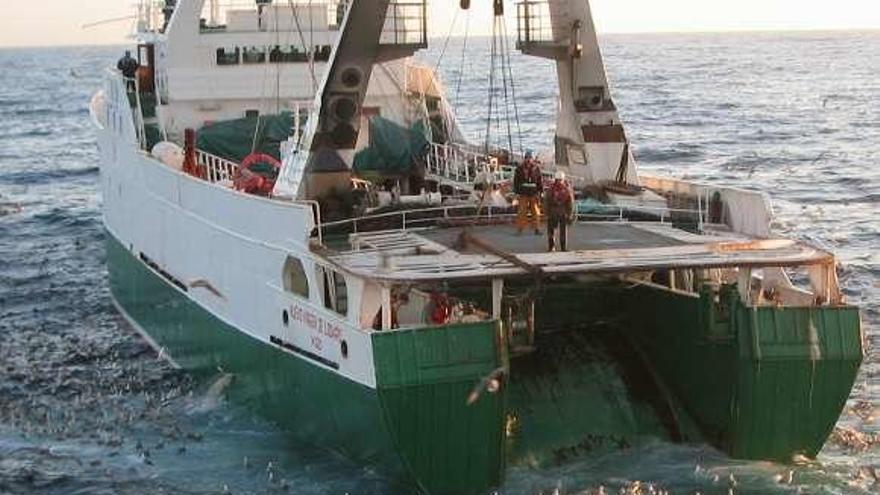 Un barco arrastrero en plena faena.