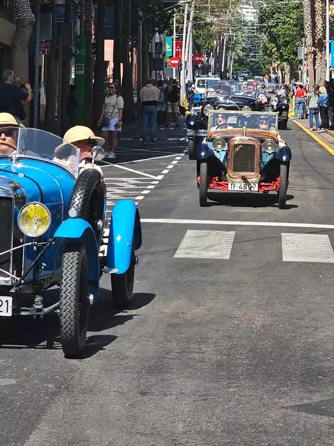 Así han paseado por Santa Cruz los coches antiguos y engalanados