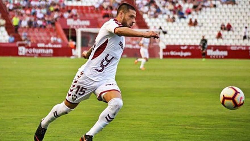 L&#039;exjugador del Girona Javi Acuña, durant un partit de la temporada passada vestint la samarreta de l&#039;Albacete.