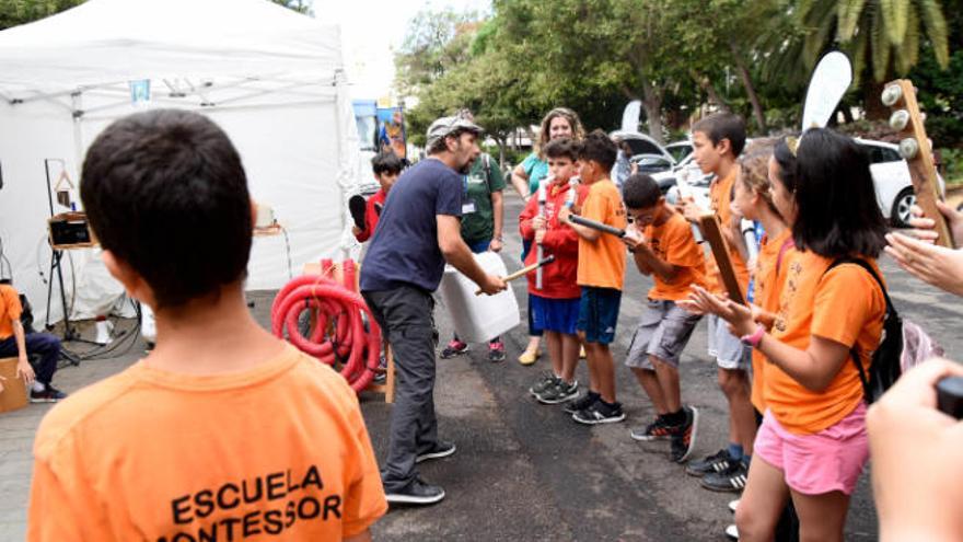 Dos detalles de la feria que se celebró ayer en el parque García Sanabria con motivo del Día Mundial del Medio Ambiente.