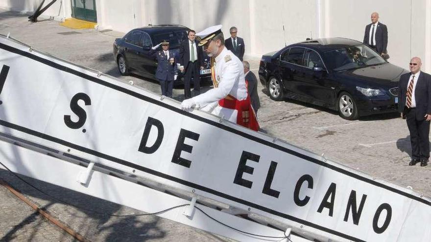 El Rey accede al &quot;Juan Sebastián de Elcano&quot;, amarrado en la Escuela Naval de Marín. // Santos Álvarez