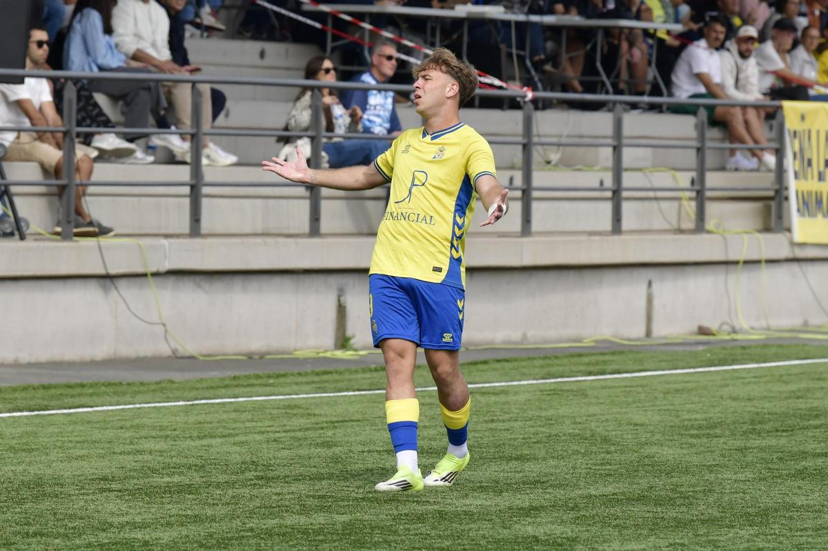Elías se lamenta sobre el césped del Anexo al Estadio de Gran Canaria.