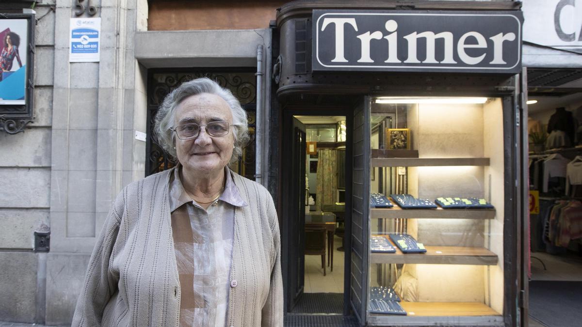 María Victoria Quinzá, el pasado lunes ante en la joyería Trimer, en Gran de Gràcia, en la que ha trabajado 59 años.