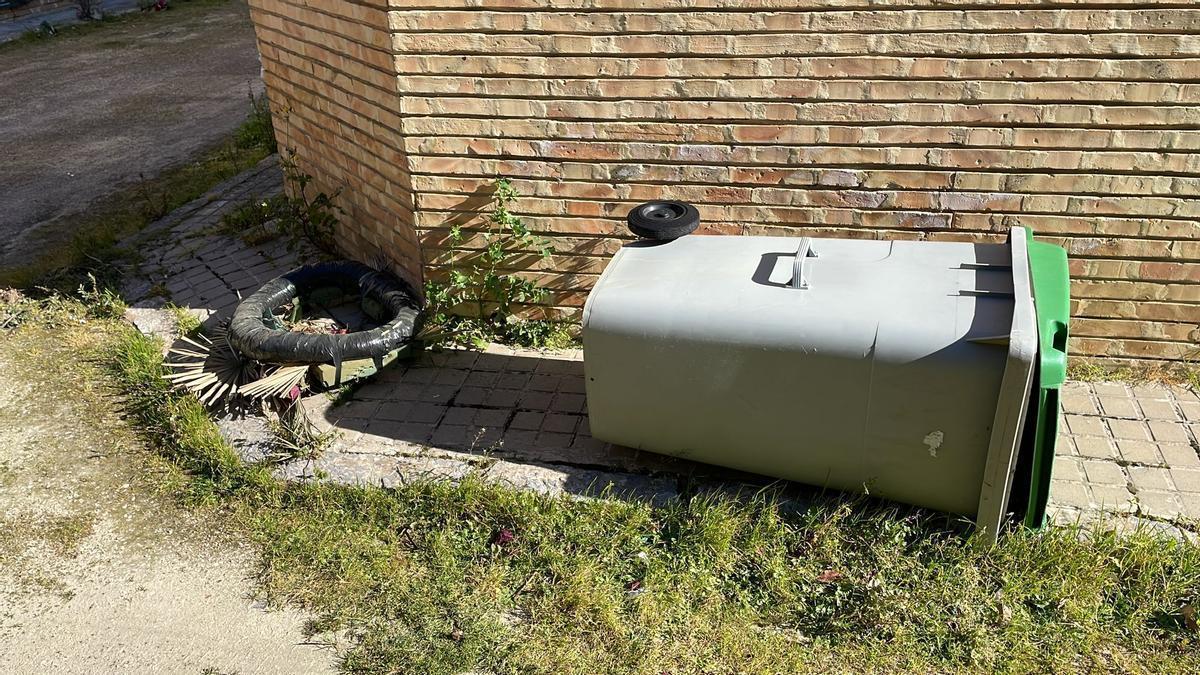 Una corona en el suelo y un cubo de basura volcado en el cementerio de Zaragoza.