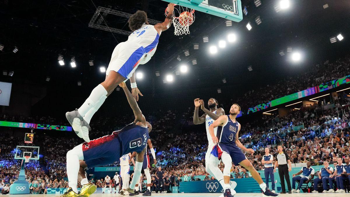 El 'poster' de Yabusele a LeBron James, una de las imágenes de estos Juegos