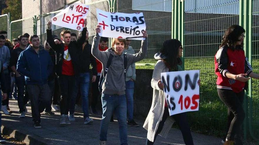 Alumnos de ciclos del IES Antón Losada, el viernes, protestando por la ampliación de horas. //Bernabé / A.R.