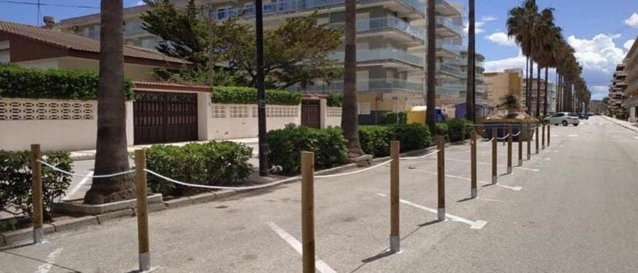 La terraza de un bar de la playa preparada para la instalación de sillas y mesas. | LEVANTE-EMV