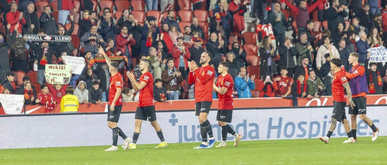 Los jugadores del Mallorca saludan a la afición tras su triunfo ante el Girona