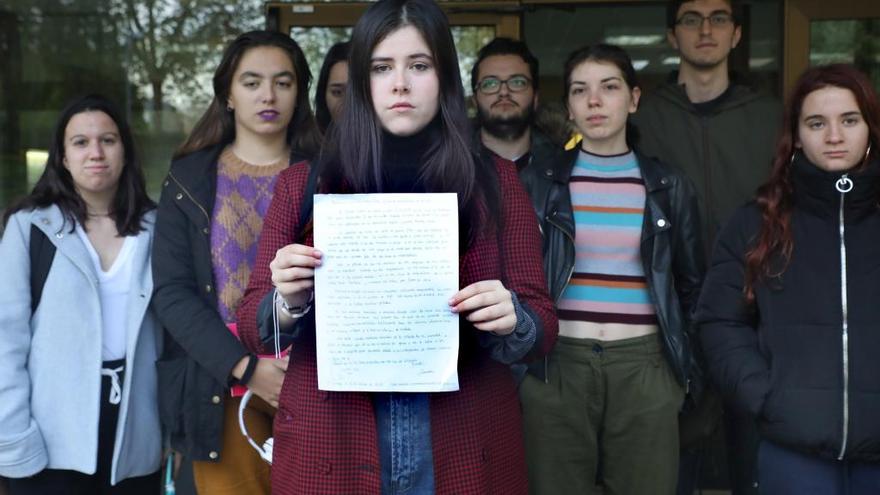 La alumna Carmen Carballido, ayer, arropada por compañeros de clase.