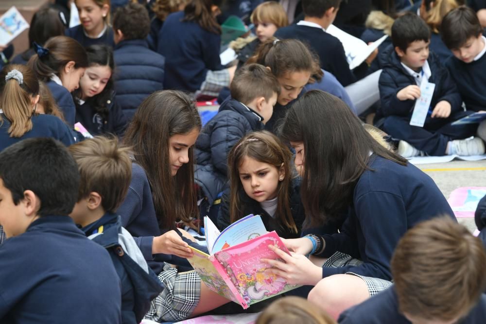 Todos los alumnos participan en un acto para celebrar el Día del Libro en el que los mayores leen libros a los pequeños.