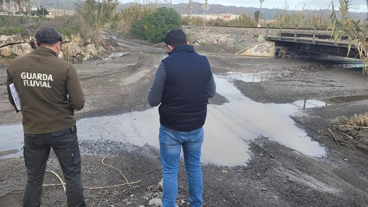 Servicios operativos de Cártama y personal de la Junta visitan los arroyos de Cártama para conocer de primera mano los daños ocasionados por las últimas lluvias torrenciales.