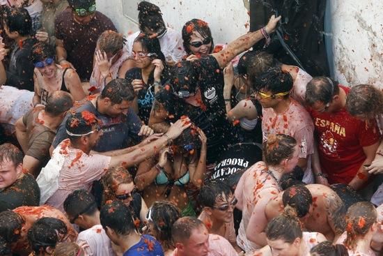 Impactants imatges de la Tomatina de Bunyol