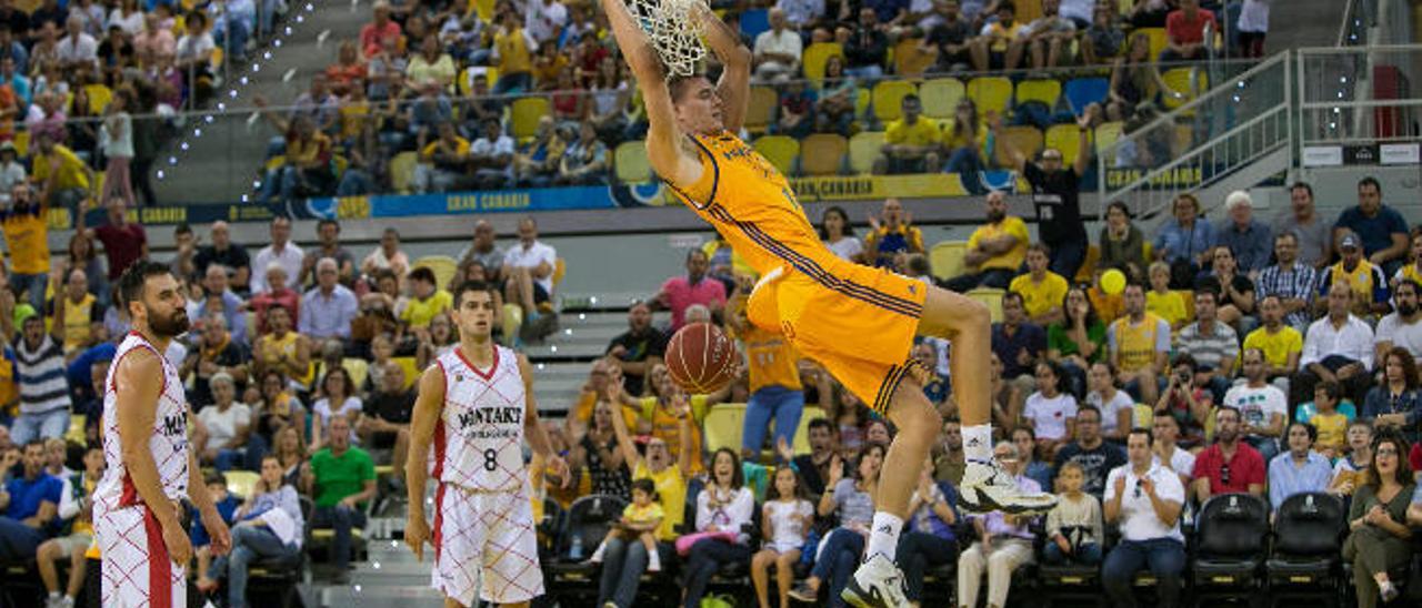 Anzejs Pasecniks machaca el aro en un partido del último curso.